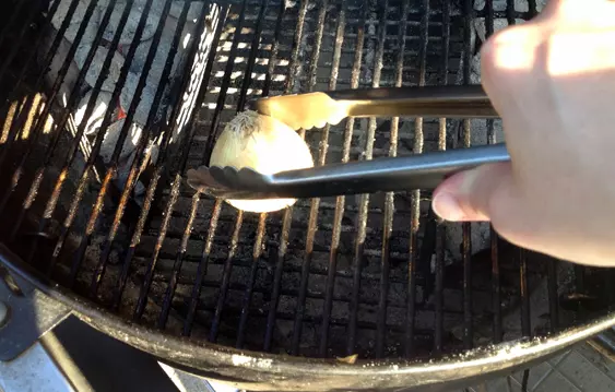 Grilling_CleaningGrillWithOnion.jpg